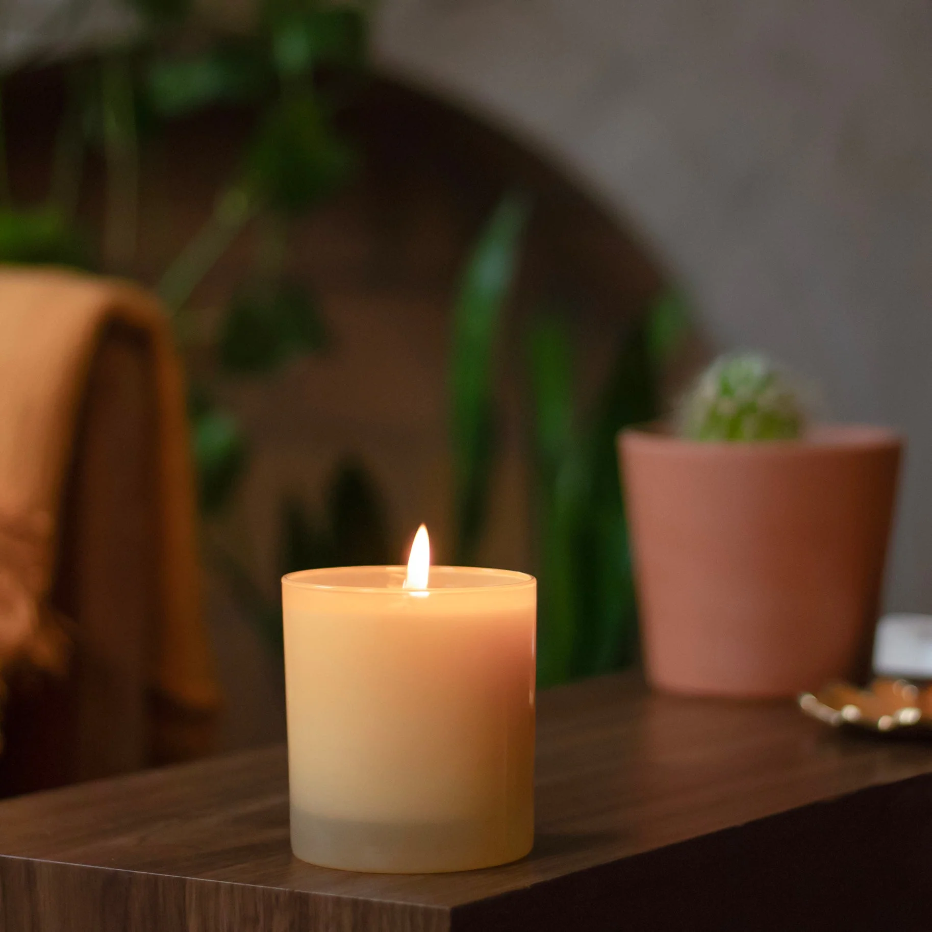 Golden 9 oz. Hue Soy Candle - Amber & Honeysuckle - Image 3