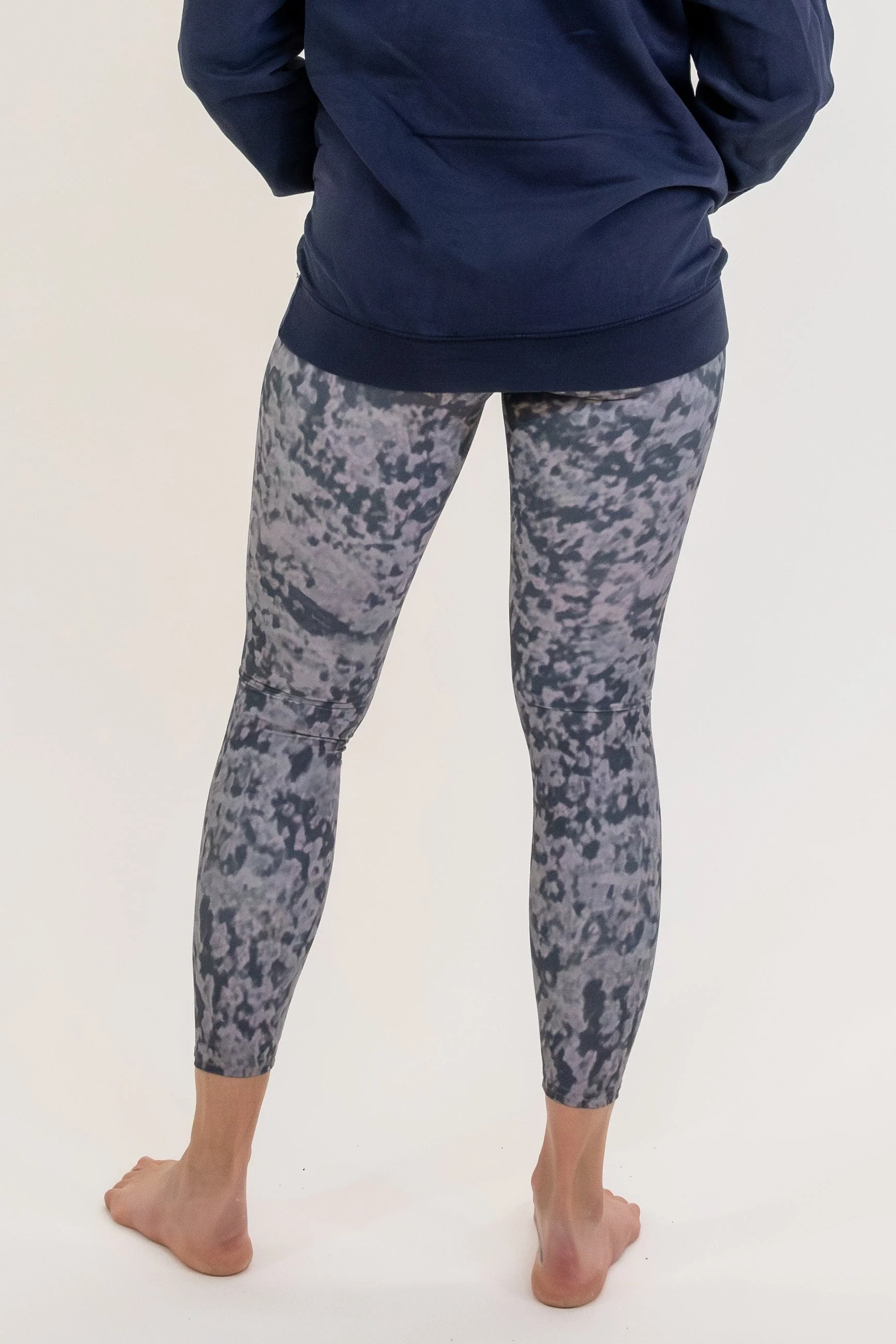 Eco-Friendly Grey Fog Yoga Pants - Image 10