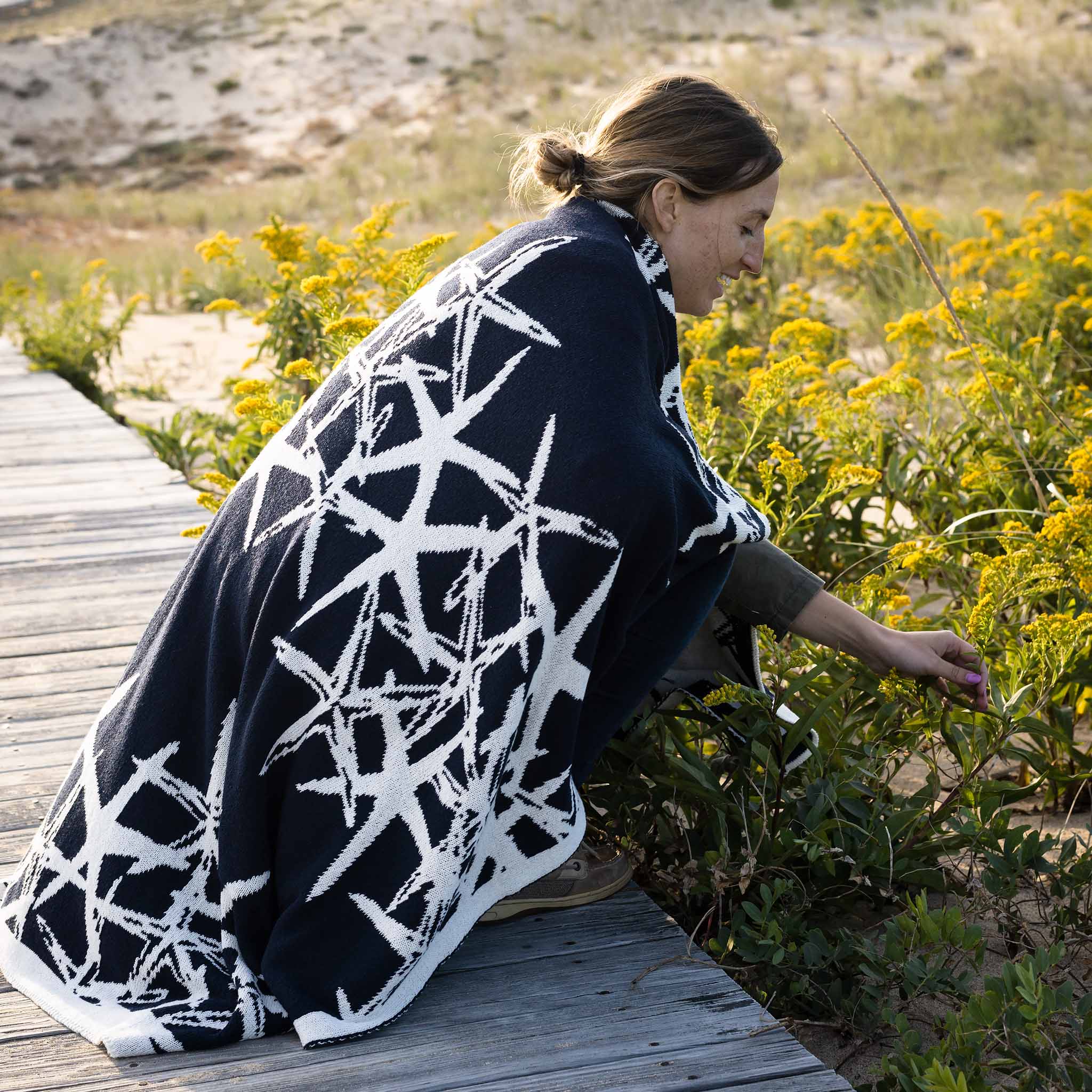 Reversible Sustainable Coastal Knit Throw Blanket - Tumbling Starfish - Image 3